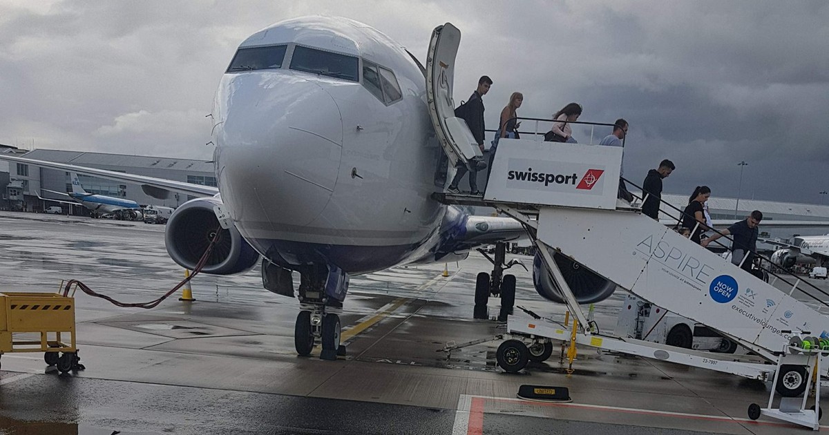 Români blocați pe aeroportul din Birmingham, Marea Britanie. Așteaptă de ore bune să decoleze