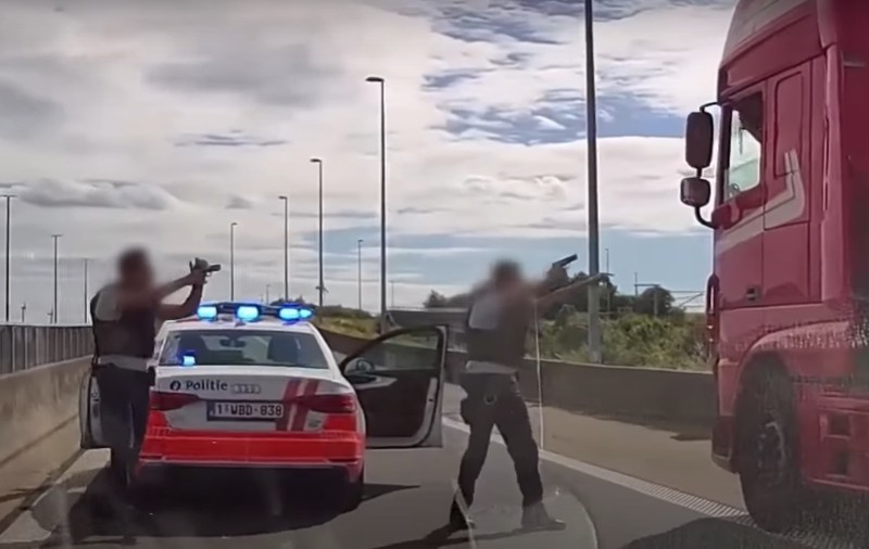 Cursa nebună a unui șofer care a furat un camion și a fost urmărit de poliție, în Olanda. Cum l-au dat jos de la volan | VIDEO