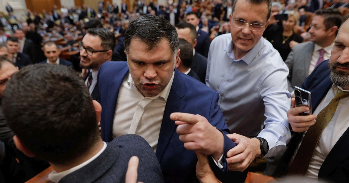 Daniel Ghiță (PSD), oprit de Ionuț Moșteanu (USR). Foto: Inquam Photos / Octav Ganea