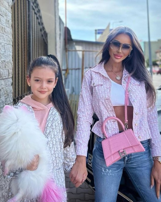 Bianca Drăgușanu a mers împreună cu fiica ei la salonul de înfrumusețare. Sofia, în vârstă de 6 ani, și-a făcut șuvițe blonde