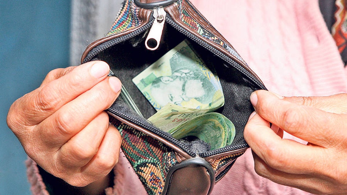Ce măsuri intră în vigoare de la 1 ianuarie 2018: trecerea contribuțiilor la angajat, reducerea contribuțiilor la pensiile de la Pilonul II, split TVA, majorarea salariului minim, și creșterea salariilor bugetarilor. Potfofel cu monede