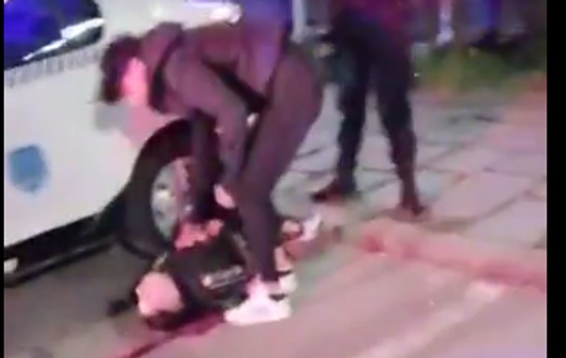 Anchetă internă la Jandarmeria Brăila, după ce mai mulţi protestatari au acuzat că au fost agresaţi de jandarmi. „Pata de sânge este, de fapt, o eșarfă roșie”