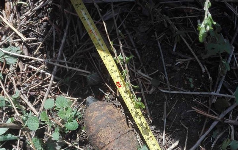 Bombă, descoperită în curtea unei biserici din Odorheiu Secuiesc. Muniția a fost ridicată de pirotehniști / FOTO
