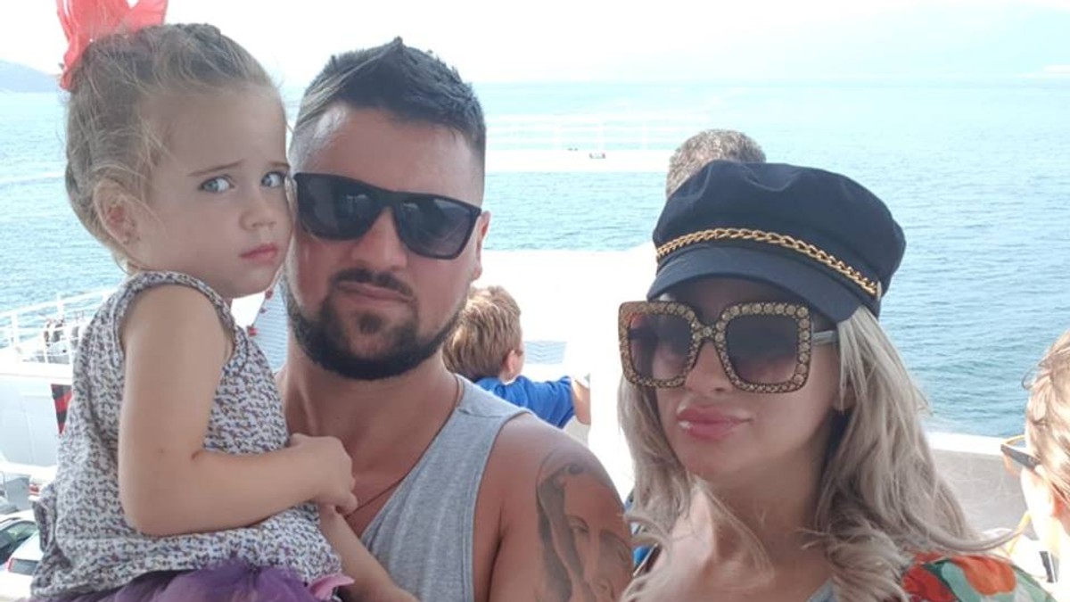 Cum arată acum fetița Sânzianei Buruiană. Pozează mai ceva ca un fotomodel | FOTO