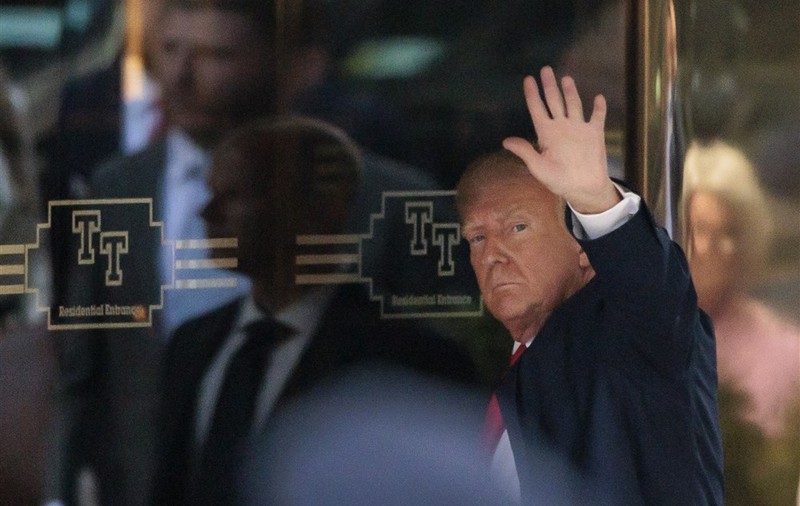 Donald Trump a ajuns la New York, unde va fi pus sub acuzare în dosarul plăților către actrița porno Stormy Daniels