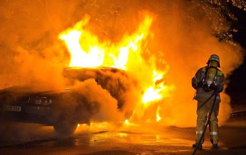 TRAGEDIE PE ŞOSEA! Un tânăr de 19 ani A MURIT după ce maşina sa a LUAT FOC!