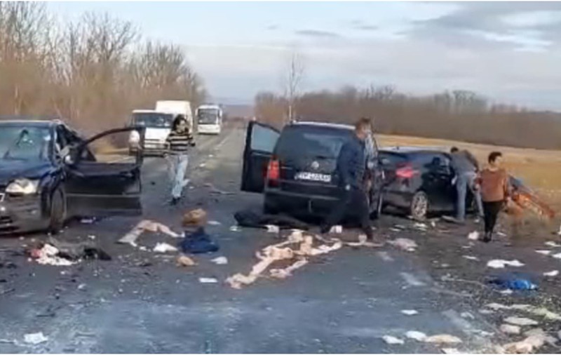 Accident rutier cu cinci mașini implicate, în Timiş. În urma impactului, un om a rămas încarcerat