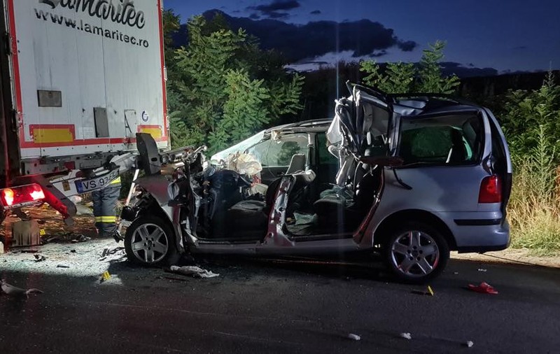 Bilanțul accidentului din Vaslui: doi copii și un tânăr au decedat. 12 persoane se aflau în mașina care s-a izbit într-un autocamion