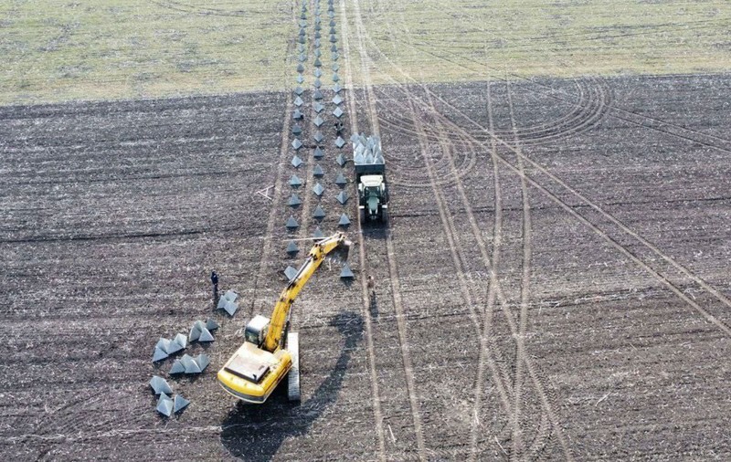 Ucraina construiește 2.000 km de fortificații, o investiție cu „o sumă-record”, spun oficialii ucraineni