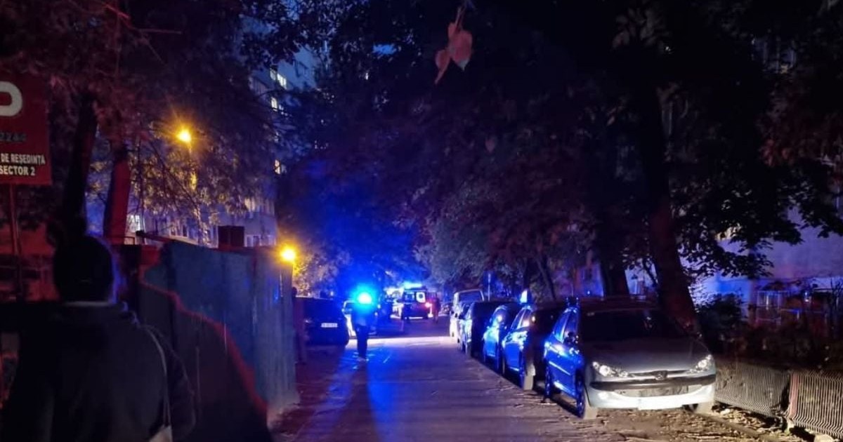 lumini de girofare albastre și ambulanțe, pe o stradă din Sectorul 2, după ce o femeie și fiica sa ar fi căzut de la etajul 5