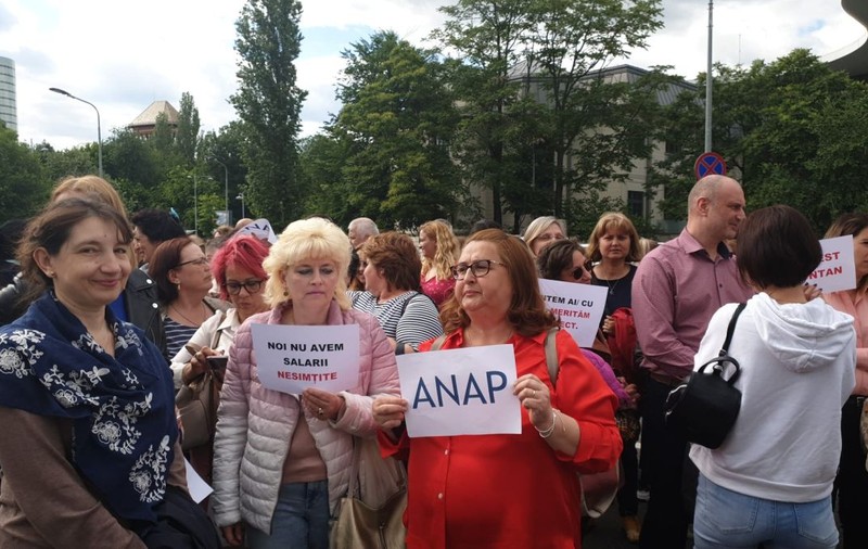 Un nou protest al angajaților Guvernului. Salariații au ieșit în stradă în timp ce în Palatul Victoria avea loc ședința Executivului