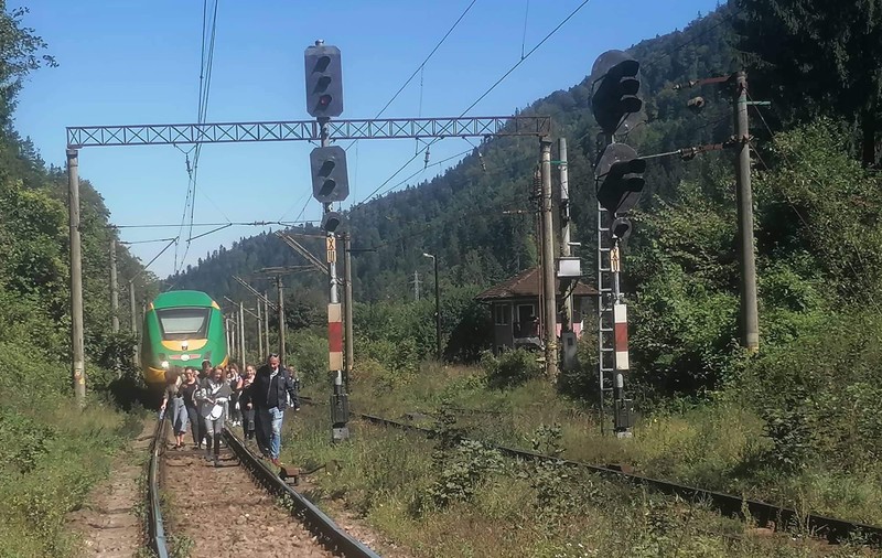 FOTO Călătorii unui tren Brașov-București, la pas pe calea ferată, după o defecțiune. „Nu mai trăgea la deal”