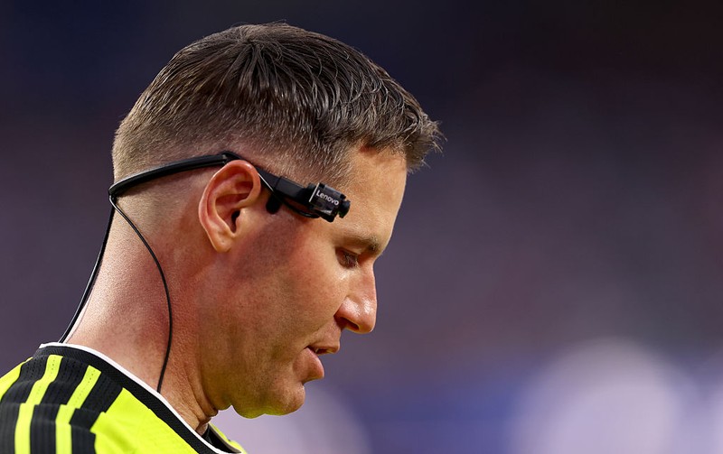 Arbitrul Danny Makkelie poartă o cameră RefCam , Foto: Getty Images