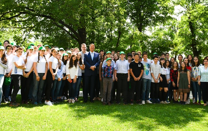 Președintele Iohannis a invitat elevii la Palatul Cotroceni, de Ziua Mediului; Au vizionat ”România Neîmblânzită” și au vorbit despre animale (FOTO)