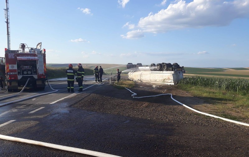 O autocisternă plină cu motorină s-a răsturnat pe drumul european E 581, spre Vama Albița