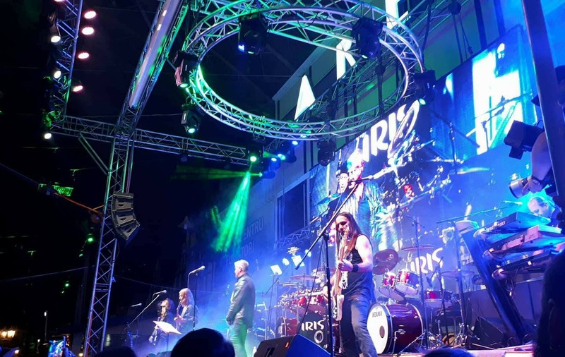 VIDEO EXCLUSIV/ Delir la concertul aniversar Iris! Dan Bittman a dat botezul noii trupe cântând alături de cei lângă care s-a lansat