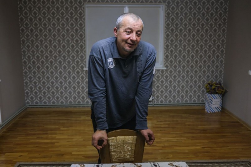 Octavian Magas, în sufrageria casei sale din Buda Mare