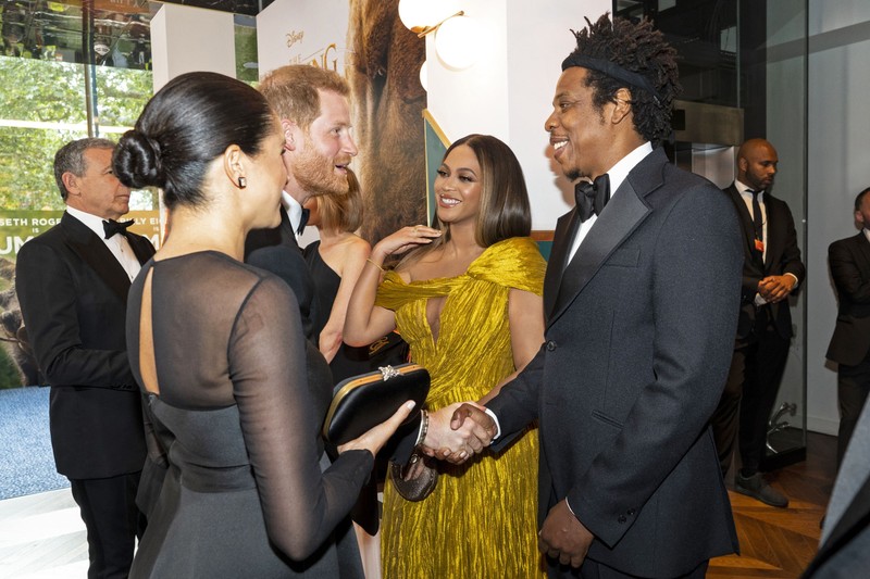 14 July 2019, England, London: Prince Harry (2-L), Duke of Sussex, and Meghan (L), Duchess of Sussex speak with American singer Beyonce (2-R) and American rapper Jay-Z during the European premiere of Disney's The Lion King at the Odeon Leicester Square. Photo: Niklas Halle'n/PA Wire/dpa