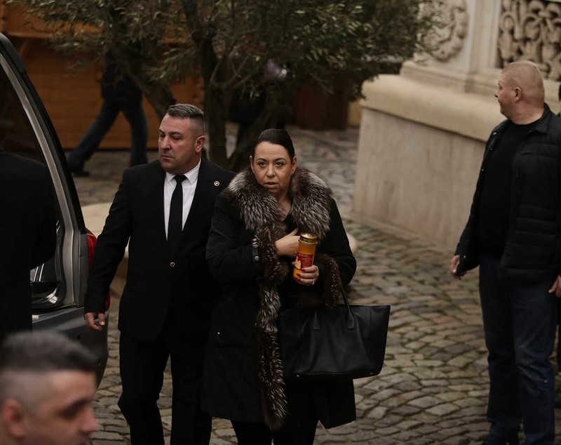 Mioara Roman, înmormântată astăzi la cimitirul Reînvierea din Capitală. Oana Roman abia și-a putut stăpâni lacrimile