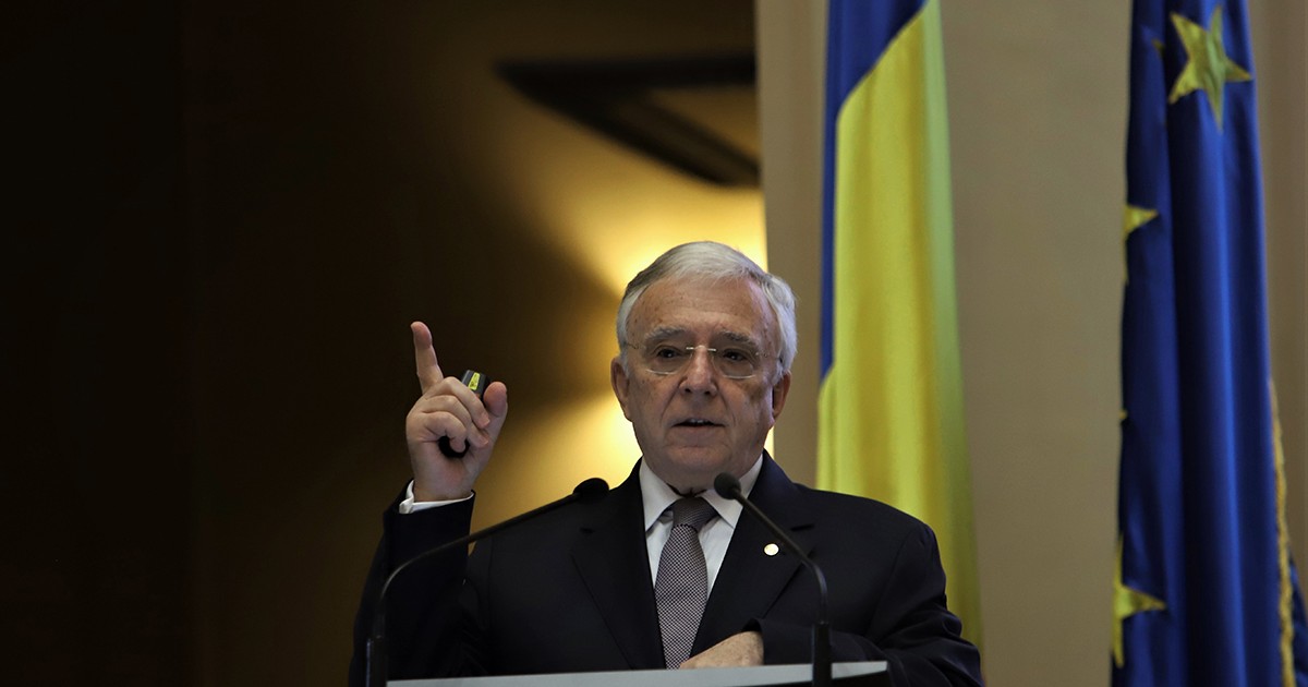 Mugur Isărescu în costum, vorbind la un pupitru Foto: Dumitru Angelescu / Libertatea