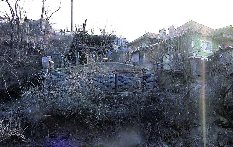 Au «proptit» dealul cu sute de cauciucuri