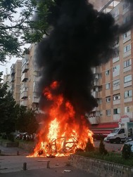 Mercedesul a ars ca o torță. Foto: Facebook / Călin Creștin