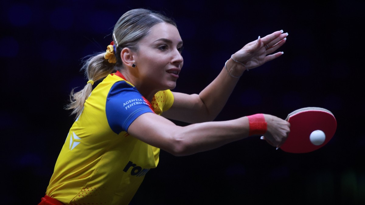 Bernadette Szocs în timpul unui meci de tenis de masă