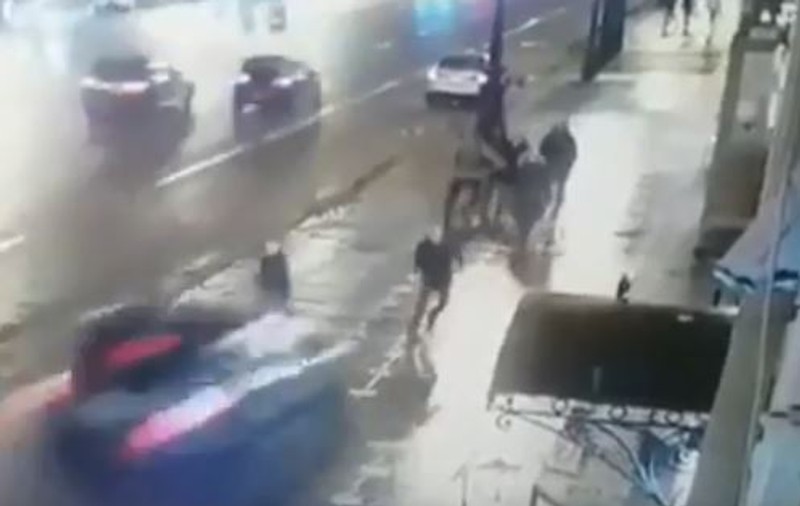 VIDEO | Momentul terifiant în care o mașină a intrat într-un grup de pietoni în Sankt Petersburg. Doi oameni au murit
