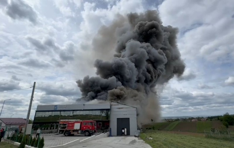 Incendiu puternic la o hală din Suceava. Mesaj Ro-Alert, emis din cauza degajărilor mari de fum. VIDEO