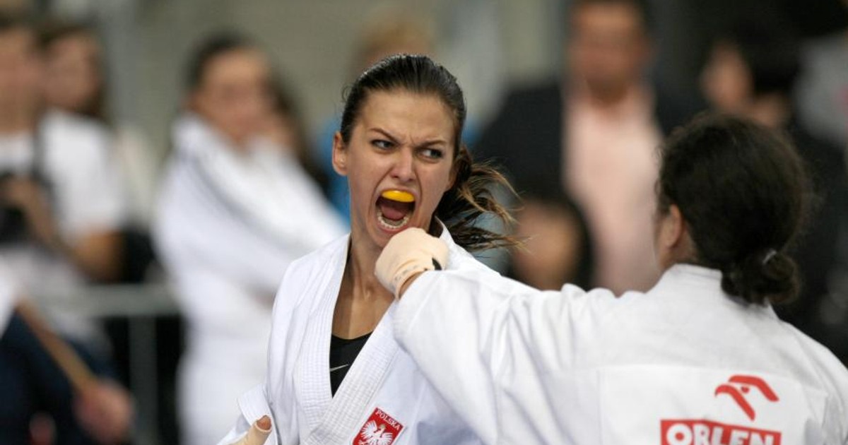 Anna Lewandowski pare o femeie rea în kimono
