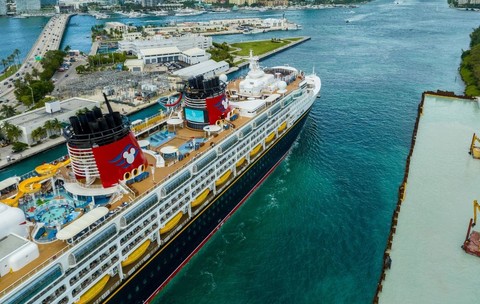 Fotografie aeriană a navei de croazieră „Disney Magic” la plecarea din Miami