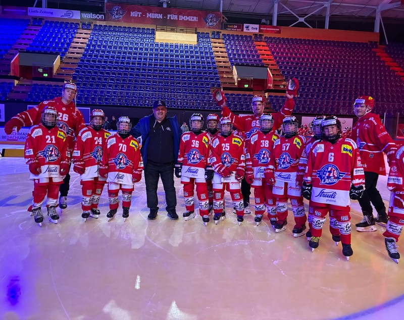 Cum am petrecut de ziua hocheiului elvețian pe gheața patinoarului din Rapperswil alături de 300 de copii: „Hop, Rappi!”
