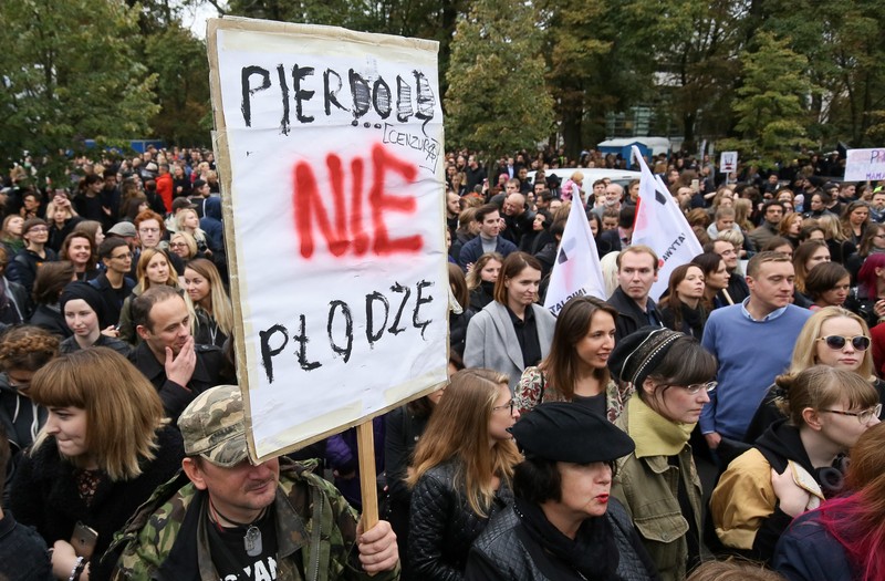 Femeile din Polonia protesteaza in negru impotriva interzicerii avortului