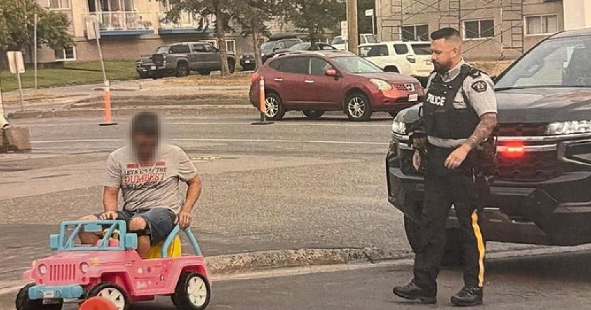Momentul în care mașinuta Barbie condusă de Kasper Lincoln este interceptată de poliție