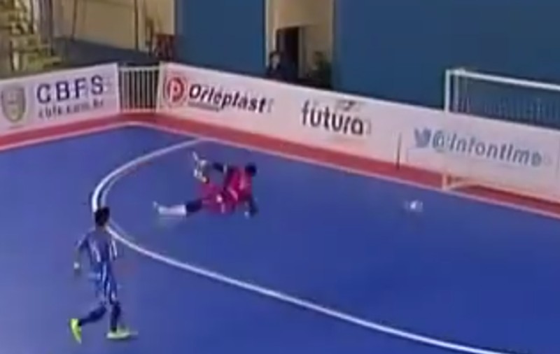 Magie în Brazilia! Un portar a marcat golul sezonului în futsal