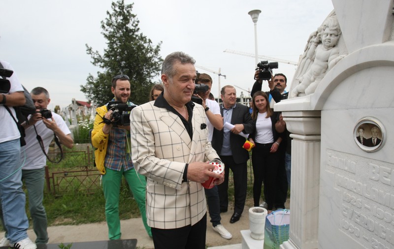 Becali RUPE TĂCEREA: "Sigla valorează cât a produs. Adică NIMIC!"