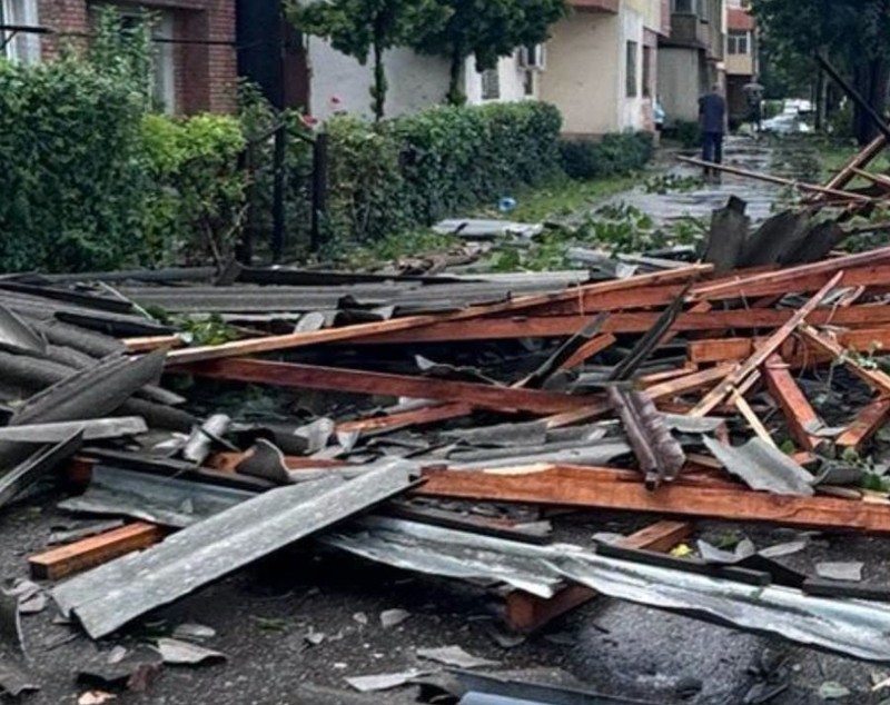 Codul roșu de furtuni a făcut prăpăd în Târgoviște: vântul a smuls și aruncat în stradă acoperișul unui bloc, zeci de copaci au fost puși la pământ