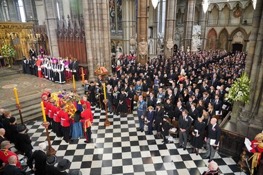 În timpul slujbei de la Westminster Abbey, prințul Harry a stat în spatele regelui Charles al III-lea, în timp ce prințul William, în primul rând