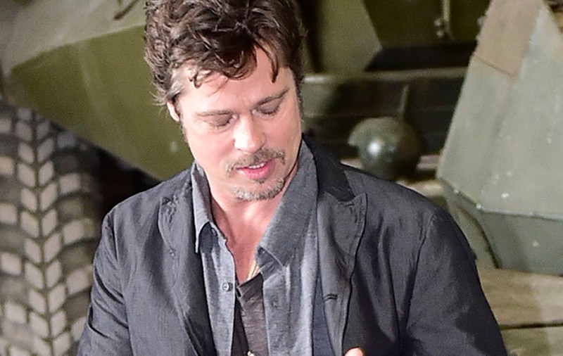 Brad Pitt, prima apariţie ca BĂRBAT ÎNSURAT! Uite cum DEFILEAZĂ CU VERIGHETA PE DEGET! FOTO