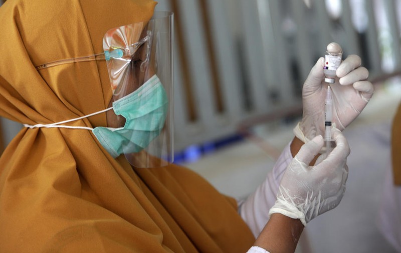 Marea Britanie a început testarea vaccinurilor anti-COVID-19 pe oamenii care acceptă voluntar să se infecteze cu virusul