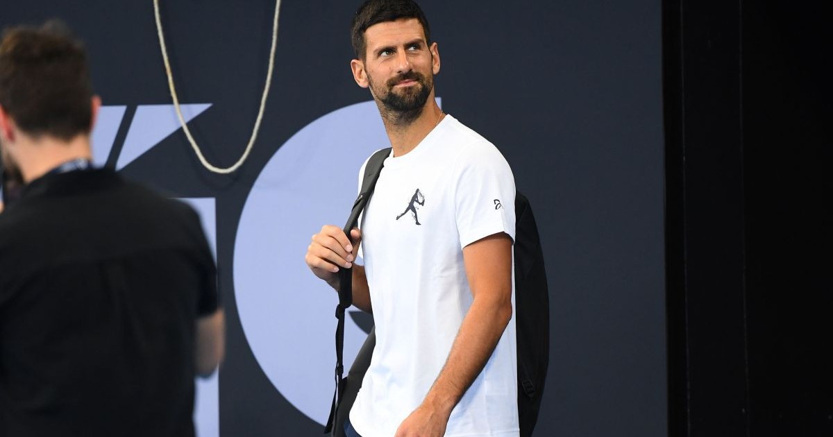 Novak Djokovic, cu geanta pe umăr, pregătit de antrenament