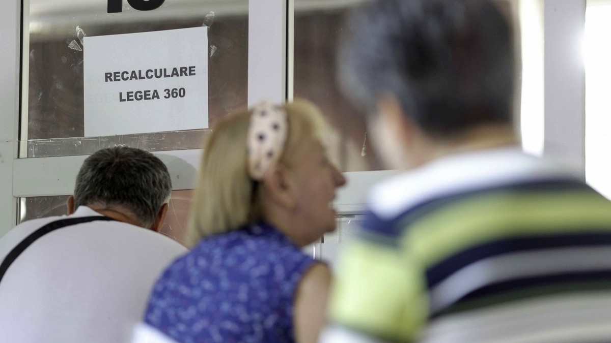 Pensionari la ghișeu, după recalcularea pensiilor. Foto: Inquam Photos / Octav Ganea