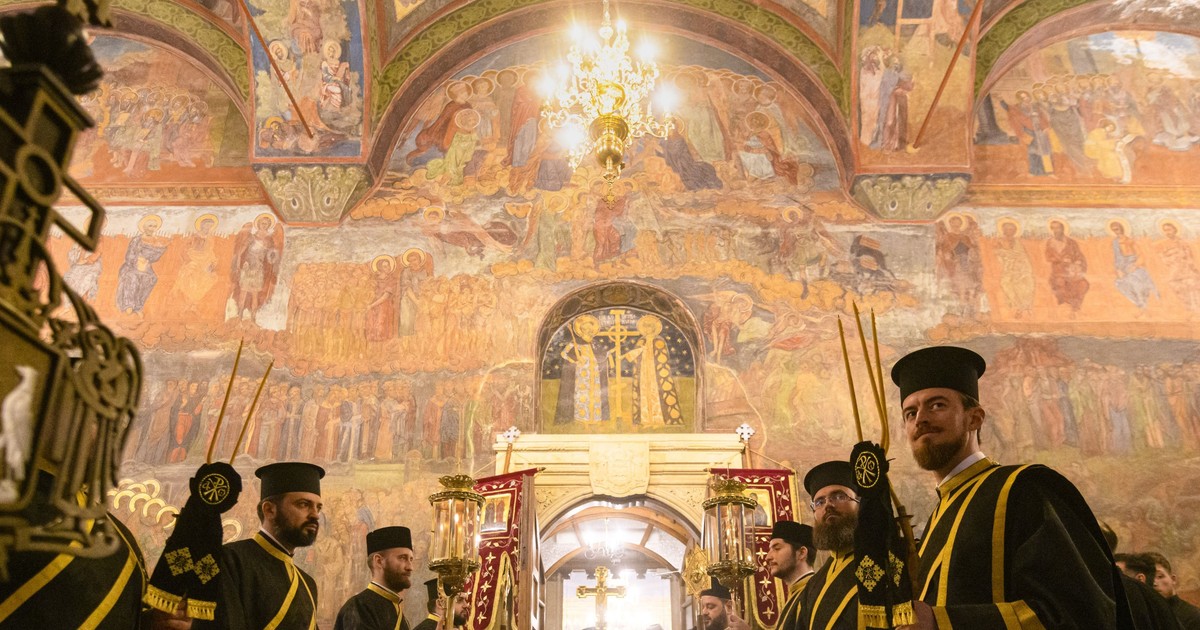 Preoti inconjoara biserica in procesiune cu Sfantul Epitaf, la finalul slujbei de Denii din Vinerea Mare din Cadrala Patriarhala, in Bucuresti,