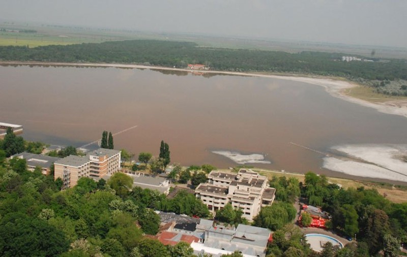 Fenomen ciudat la Lacul Sărat. Apa a devenit portocalie, iar lacul este în pericol