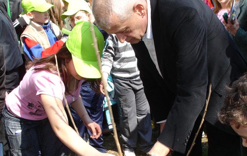 Peste 150 de copii, ieşiţi la curăţenie