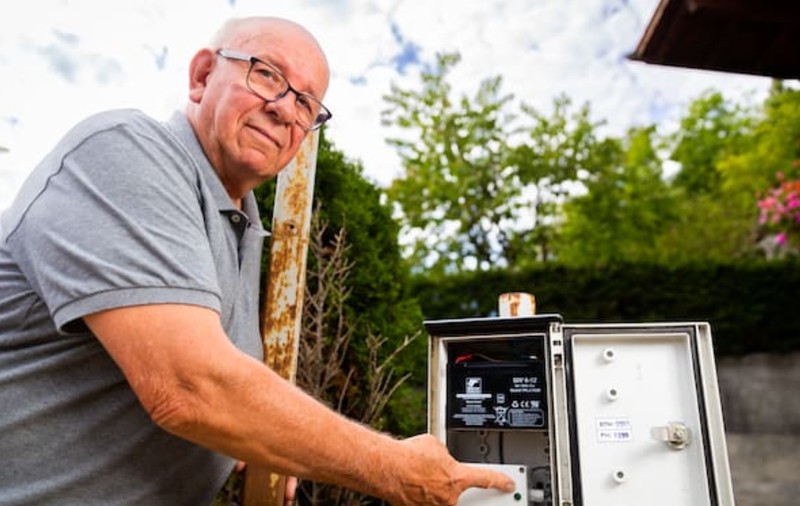 Exasperat de vitezomanii care trec prin fața casei lui, un pensionar și-a cumpărat radar, în Elveția: „Poate fac și autoritățile ceva”