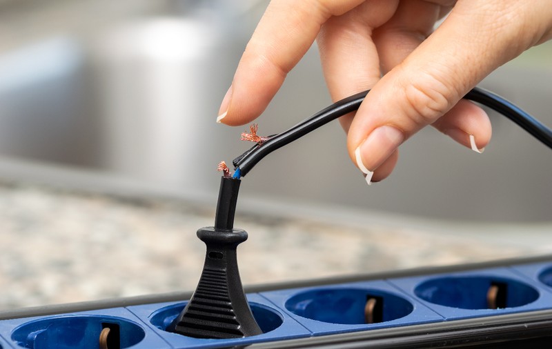 Ce faci în caz de electrocutare: de ce persoanele electrocutate nu pot da drumul la obiectul pe care îl ating