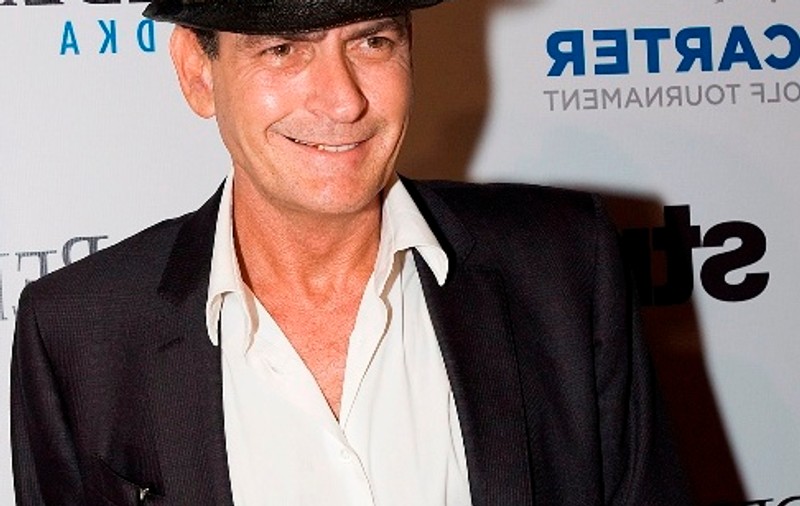 Este cunoscut ca UN CAL BREAZ, dar ARE O INIMĂ DE AUR! Charlie Sheen a plătit înmormântarea unui paparazzo!