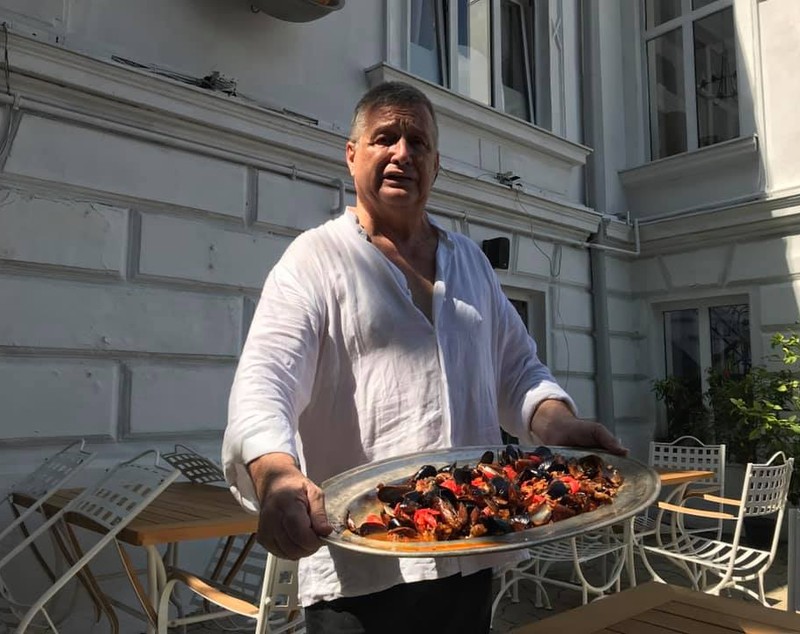 Cât costă o porție de salată de boeuf la restaurantul lui Mircea Dinescu din București: „Testăm și ne dăm cu părerea”