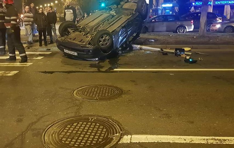 Accident rutier în Capitală. O mașină a lovit un semafor, apoi s-a răsturnat